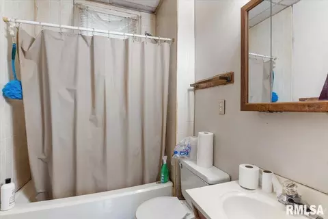 Bath - 1901 N 10th St, Springfield, IL 62702 photo 1 of 1