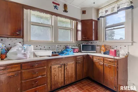 Kitchen - 1901 N 10th St, Springfield, IL 62702 photo 1 of 1
