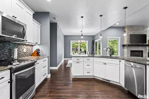 Kitchen - 2820 Whiteside Pl, Springfield, IL 62711 photo 5 of 5