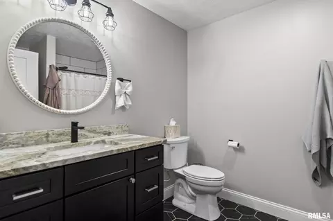 Bath - 2820 Whiteside Pl, Springfield, IL 62711 photo 2 of 3