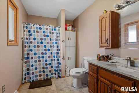 Bath - 3326 Brickler Rd, Springfield, IL 62707 photo 2 of 2
