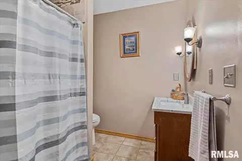 Bath - 3326 Brickler Rd, Springfield, IL 62707 photo 1 of 2