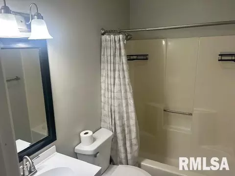 Bath - 5209 Buford St, Springfield, IL 62703 photo 1 of 1