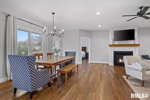 Dining - 432 Fitzgerald Dr, Springfield, IL 62711 photo 2 of 4