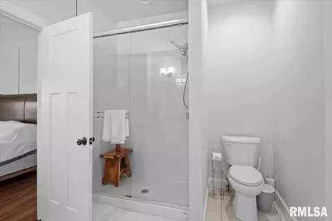 Bath - 432 Fitzgerald Dr, Springfield, IL 62711 photo 2 of 5