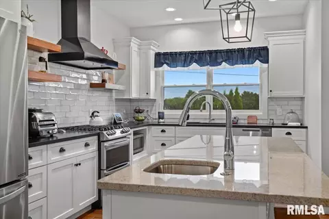 Kitchen - 432 Fitzgerald Dr, Springfield, IL 62711 photo 3 of 4
