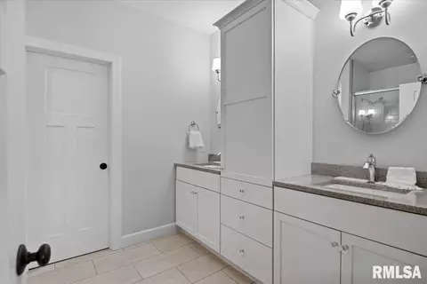 Bath - 432 Fitzgerald Dr, Springfield, IL 62711 photo 1 of 5