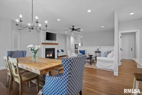 Dining - 432 Fitzgerald Dr, Springfield, IL 62711 photo 4 of 4