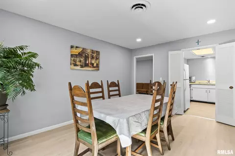 Dining - 5 Country Pl, Springfield, IL 62703 photo 2 of 3
