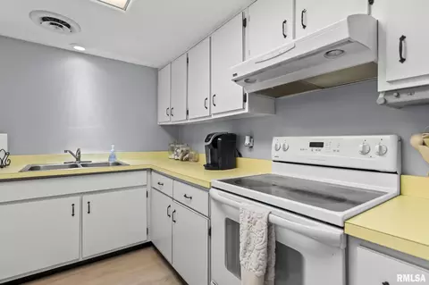 Kitchen - 5 Country Pl, Springfield, IL 62703 photo 1 of 3