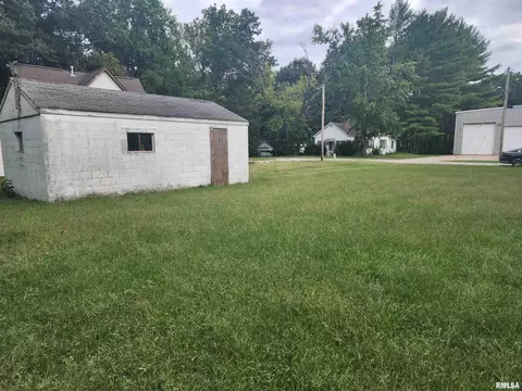 Exterior - 203 E Washington St, Athens, IL 62613 photo 5 of 6