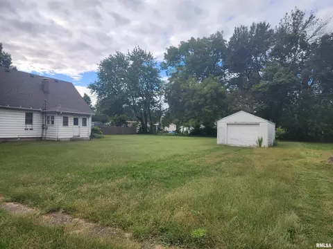 Exterior - 203 E Washington St, Athens, IL 62613 photo 1 of 6