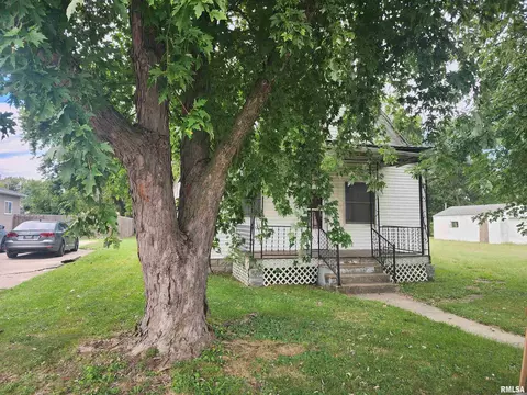 Exterior - 203 E Washington St, Athens, IL 62613 photo 2 of 6