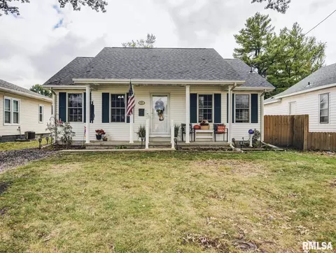 616 E Main Cross St, Taylorville, IL 62568