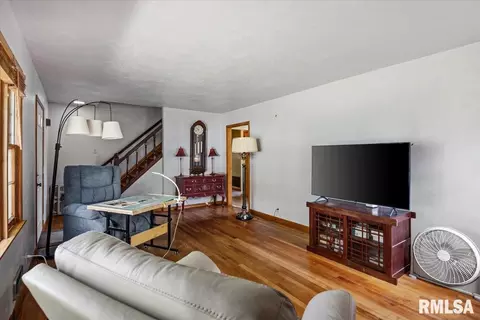 Living - 3210 S 5th St, Springfield, IL 62703 photo 4 of 4