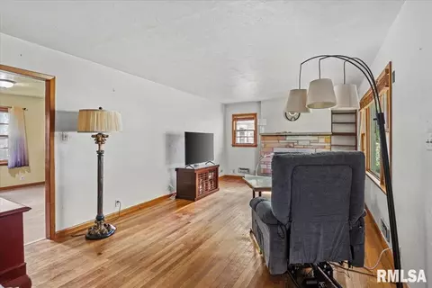 Living - 3210 S 5th St, Springfield, IL 62703 photo 1 of 4