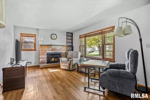 Living - 3210 S 5th St, Springfield, IL 62703 photo 2 of 4