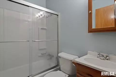 Bath - 2425 Stokebridge Rd, Springfield, IL 62702 photo 1 of 2