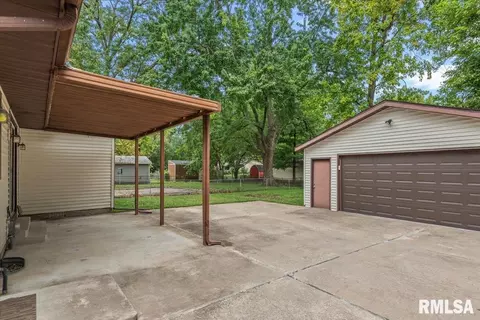 Exterior - 2425 Stokebridge Rd, Springfield, IL 62702 photo 2 of 6