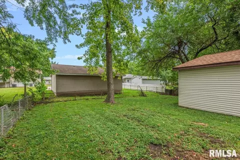 Exterior - 2425 Stokebridge Rd, Springfield, IL 62702 photo 5 of 6