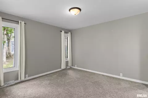 Bedroom - 28 Dean Park Dr, Springfield, IL 62707 photo 1 of 10