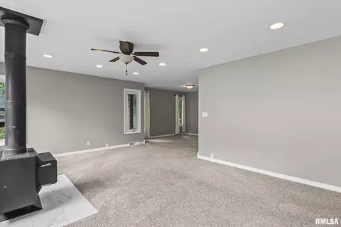 Living - 28 Dean Park Dr, Springfield, IL 62707 photo 4 of 5