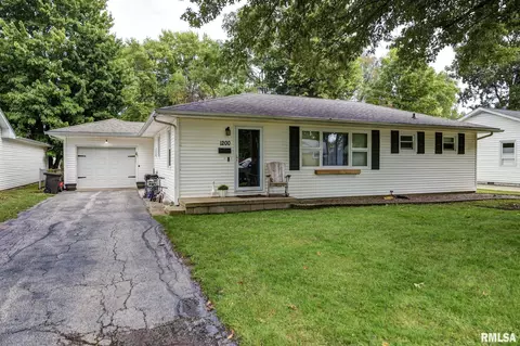1200 Brown Ct, Taylorville, IL 62568