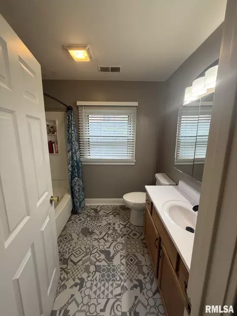 Bath - 1145 N 5th St, Springfield, IL 62702 photo 2 of 2