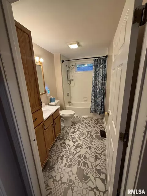 Bath - 1145 N 5th St, Springfield, IL 62702 photo 1 of 2
