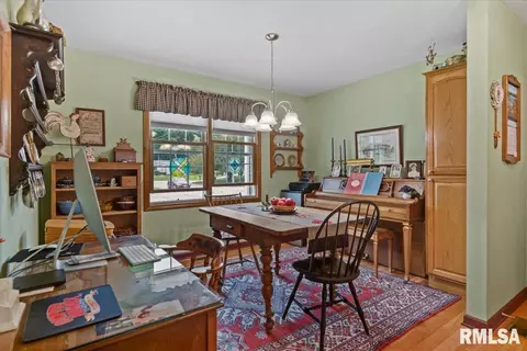 Dining - 2901 Twin Lakes Dr, Springfield, IL 62707 photo 4 of 4