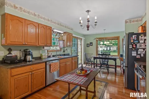 Kitchen - 2901 Twin Lakes Dr, Springfield, IL 62707 photo 2 of 2