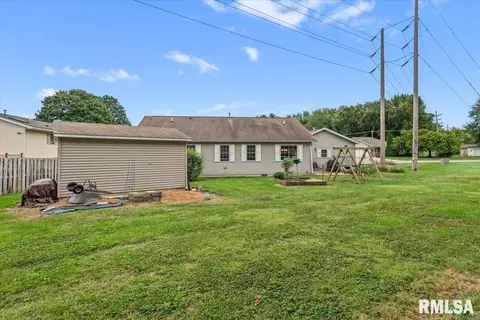 Exterior - 2901 Twin Lakes Dr, Springfield, IL 62707 photo 5 of 6