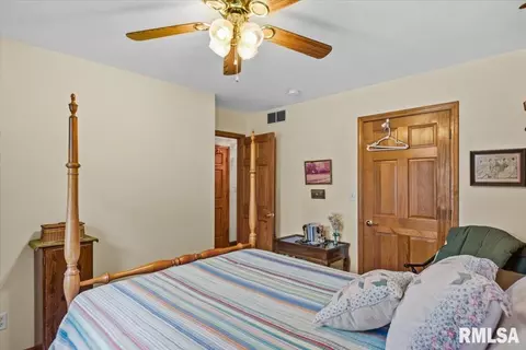 Bedroom - 2901 Twin Lakes Dr, Springfield, IL 62707 photo 4 of 6