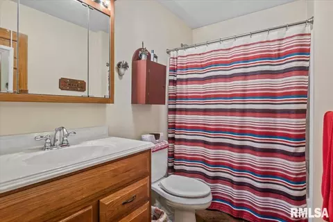 Bath - 2901 Twin Lakes Dr, Springfield, IL 62707 photo 4 of 4