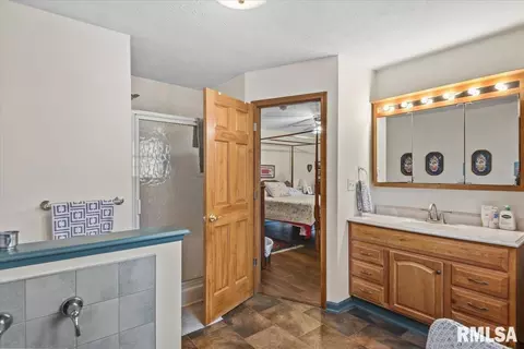 Bath - 2901 Twin Lakes Dr, Springfield, IL 62707 photo 3 of 4
