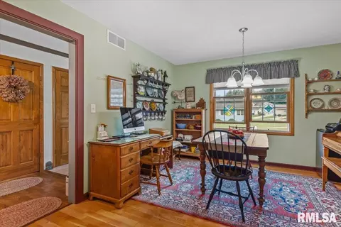 Dining - 2901 Twin Lakes Dr, Springfield, IL 62707 photo 3 of 4