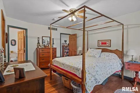 Bedroom - 2901 Twin Lakes Dr, Springfield, IL 62707 photo 2 of 6