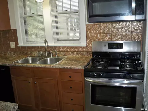 Kitchen - 731 W North Grand Ave, Springfield, IL 62702 photo 3 of 4