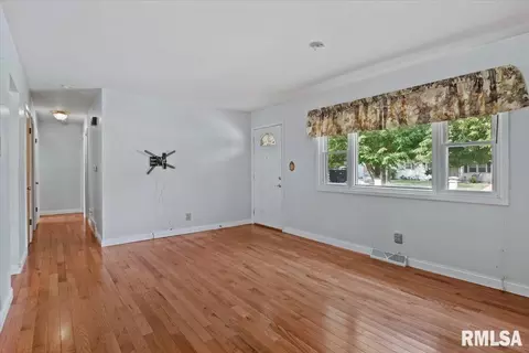 Living - 2520 Sherborn Rd, Springfield, IL 62702 photo 3 of 4