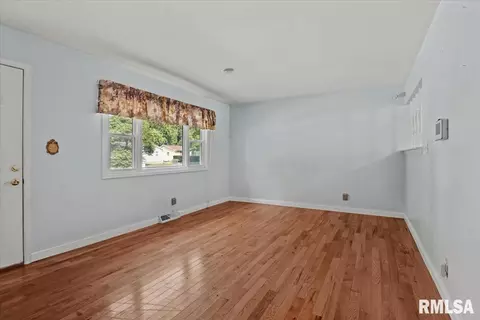 Living - 2520 Sherborn Rd, Springfield, IL 62702 photo 2 of 4