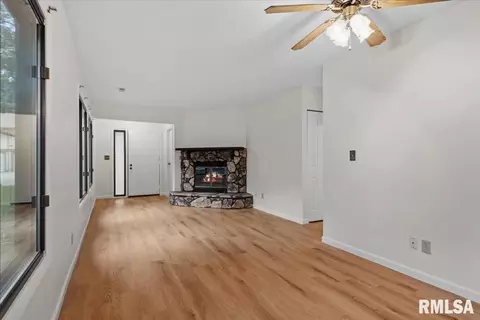 Living - 53 Trailridge Ln, Springfield, IL 62704 photo 4 of 4