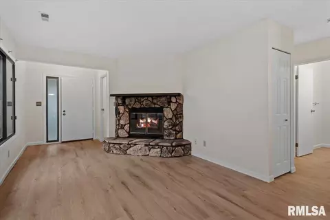Living - 53 Trailridge Ln, Springfield, IL 62704 photo 2 of 4