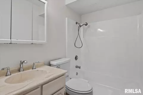 Bath - 53 Trailridge Ln, Springfield, IL 62704 photo 1 of 2