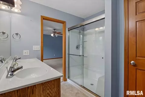 Bath - 3505 Tamarak Dr, Springfield, IL 62712 photo 2 of 3