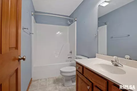 Bath - 3505 Tamarak Dr, Springfield, IL 62712 photo 3 of 3
