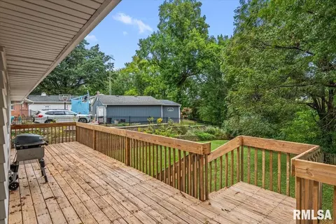 Exterior - 816 Independence Rdg, Springfield, IL 62702 photo 6 of 8