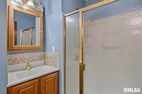 Bath - 816 Independence Rdg, Springfield, IL 62702 photo 2 of 3