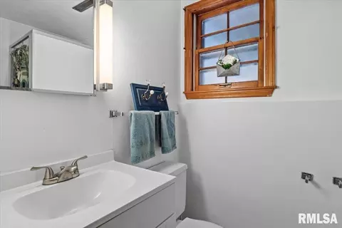 Bath - 816 Independence Rdg, Springfield, IL 62702 photo 3 of 3