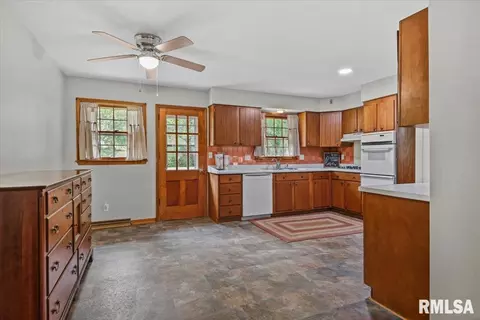 Entry Way - 816 Independence Rdg, Springfield, IL 62702 photo 6 of 8