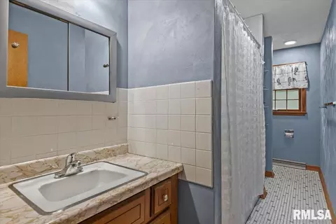 Bath - 816 Independence Rdg, Springfield, IL 62702 photo 1 of 3
